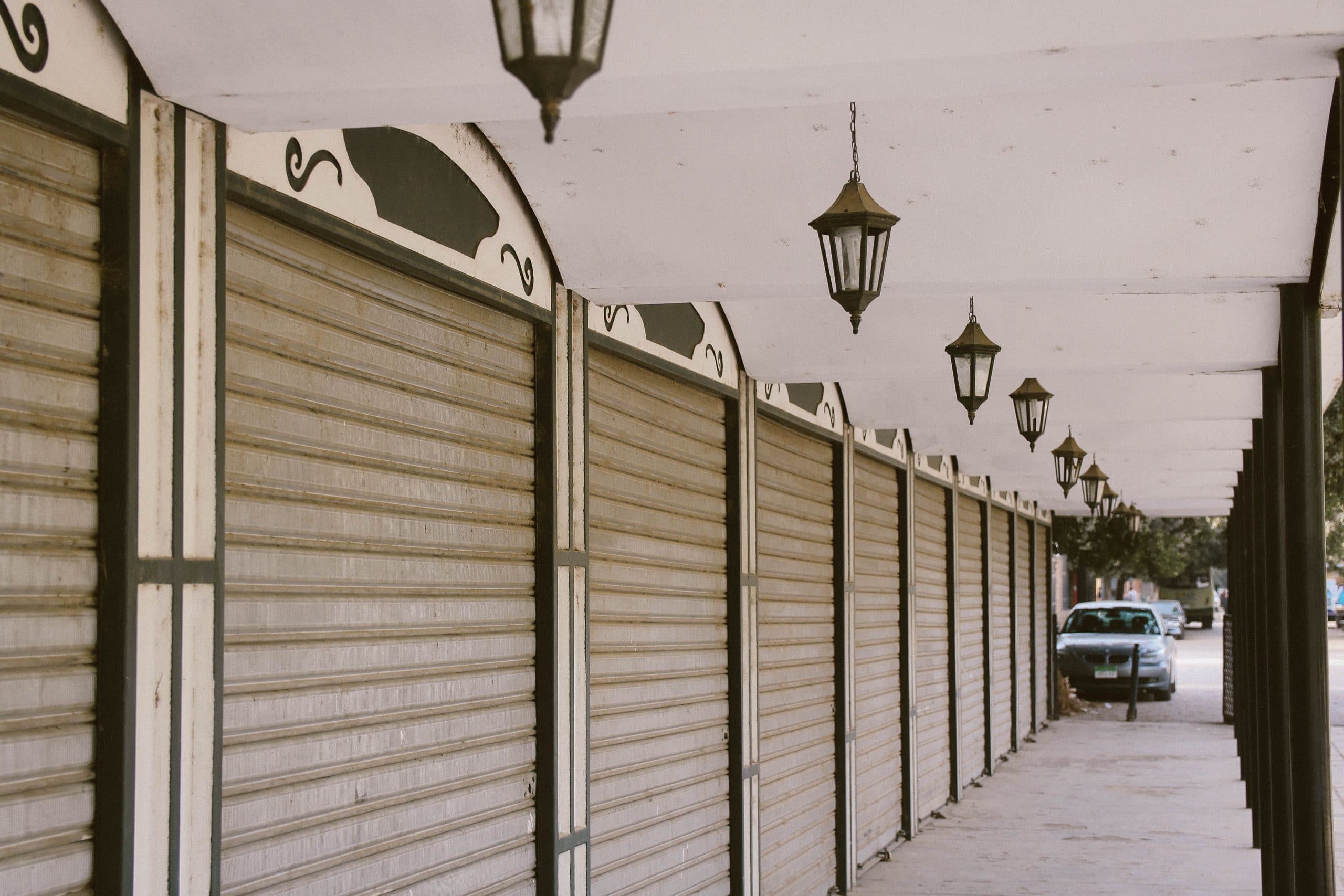 Rideaux métalliques de commerces sous des arcades