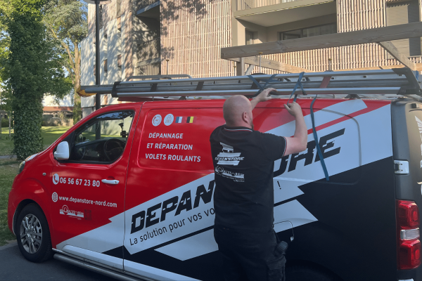 Technicien Depan’Store devant son utilitaire d’intervention