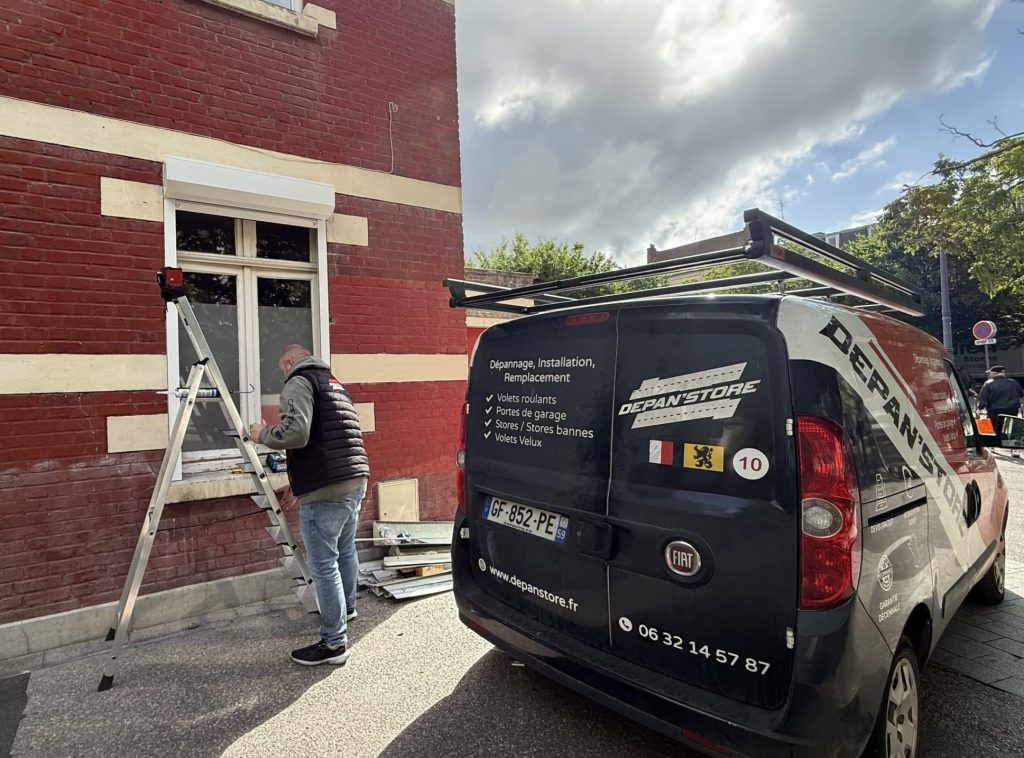 Technicien Depan’Store et son véhicule d’intervention devant une maison